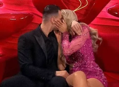 Brikena puthi Mateon, nuk i rruhet kujt